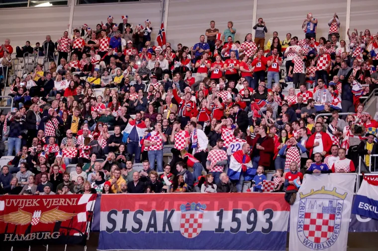 HRVATI OKUPIRALI TRIBINE: Navijači stigli sa svih strana svijeta, pogledajte kakav je transparent  dočekao Karačića i Marića