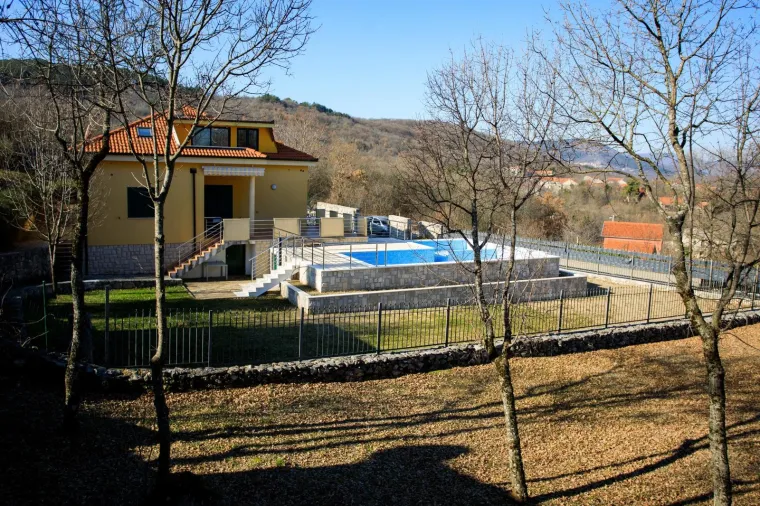 Ispred te kuće nekoliko je muškaraca napalo novinarku Slobodne Dalmacije Andreu Topić koja je došla fotografirati kuću. Kasnije je navela kako se jedan od njih predstavio kao rođak ministra Kujundžića. Foto: Milan Šabić/PIXSELL