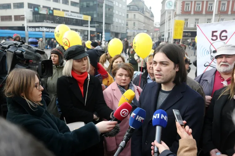 GRAĐANI NEKOLIKO HRVATSKIH GRADOVA OKUPILI SE NA PROSVJEDU PROTIV 5G TEHNOLOGIJE: Pogledajte transparente