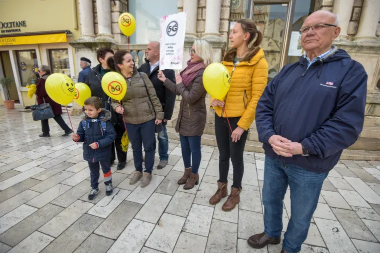 GRAĐANI NEKOLIKO HRVATSKIH GRADOVA OKUPILI SE NA PROSVJEDU PROTIV 5G TEHNOLOGIJE: Pogledajte transparente