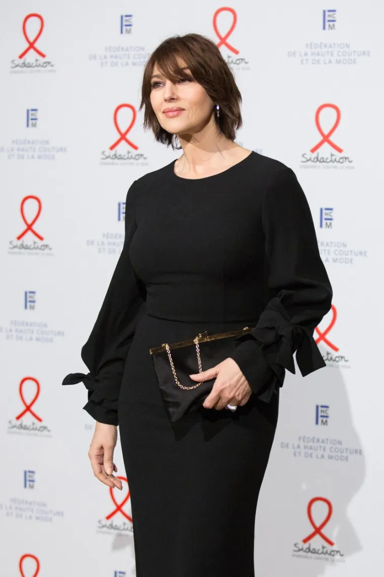 Glumica Monica Bellucci na jednu gala večeru u Parizu došla je u elegantnoj uskoj dugoj crnoj haljini. Foto: Profimedia