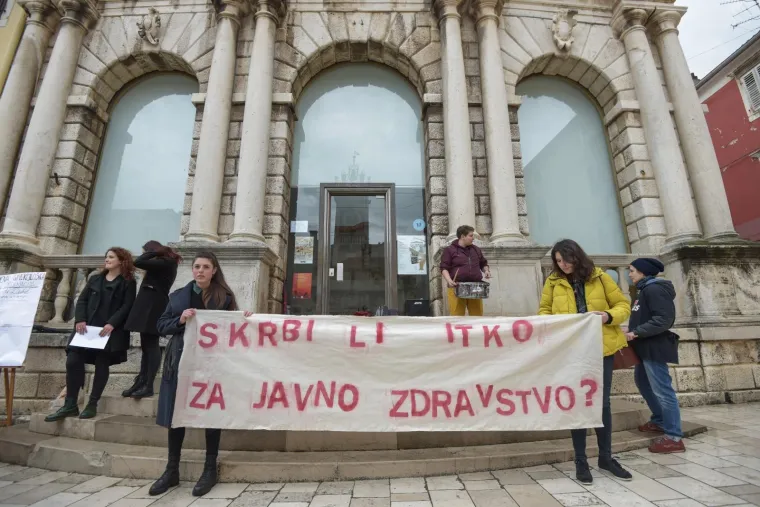 Prosvjed za jednak pristup zdravstvenoj skrbi za sve žene: 'Kujundžiću, više tvojih afera nego ginekologa''