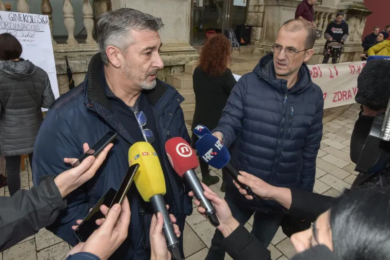 Prosvjed za jednak pristup zdravstvenoj skrbi za sve žene: 'Kujundžiću, više tvojih afera nego ginekologa''