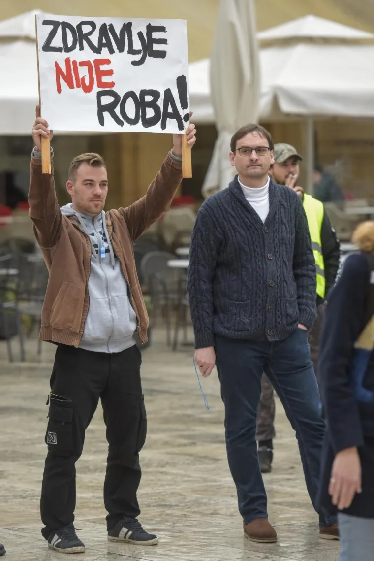 Prosvjed za jednak pristup zdravstvenoj skrbi za sve žene: 'Kujundžiću, više tvojih afera nego ginekologa''
