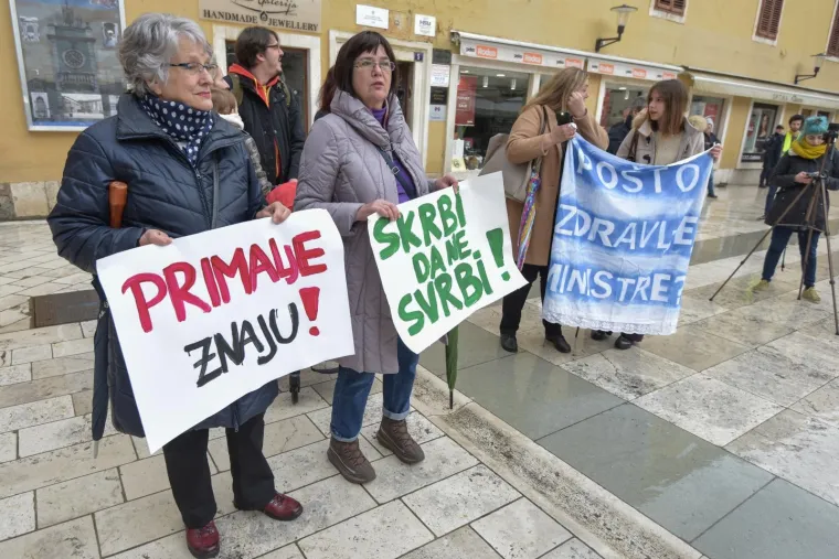 Prosvjed za jednak pristup zdravstvenoj skrbi za sve žene: 'Kujundžiću, više tvojih afera nego ginekologa''
