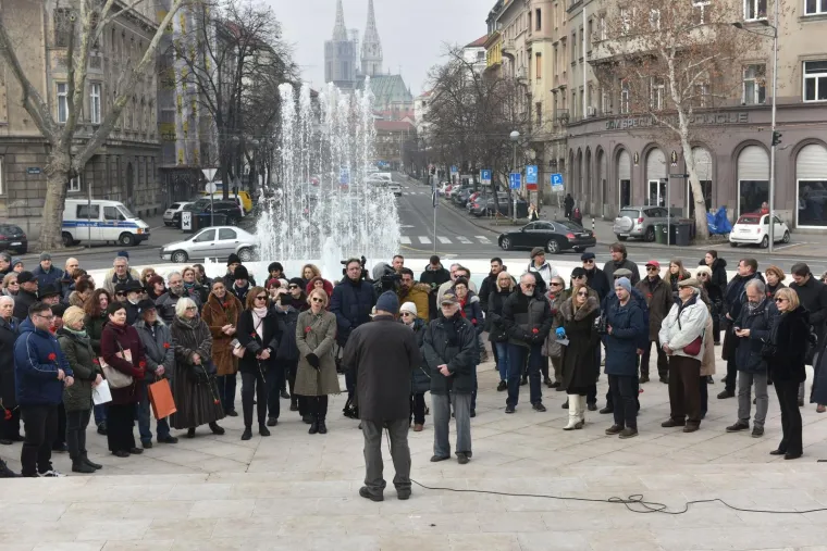 75 karanfila za žrtve holokausta na Trgu žrtava fa&scaron;izma: 'Nisu samo Židovi oni koji trebaju čuvati sjećanje na te događaje'