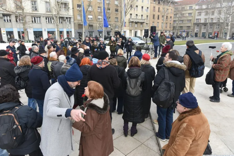 75 karanfila za žrtve holokausta na Trgu žrtava fa&scaron;izma: 'Nisu samo Židovi oni koji trebaju čuvati sjećanje na te događaje'