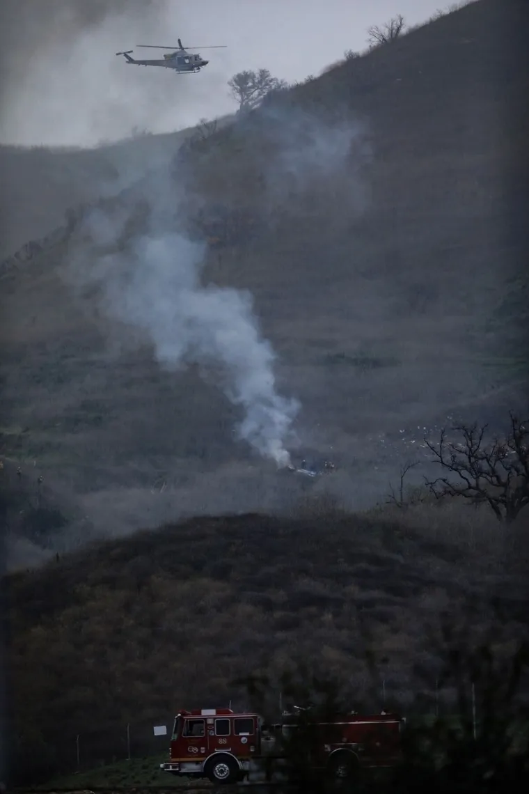 Prema nepotvrđenim podacima, Kobe je putovao s jo&scaron; četiri osobe u privatnom helikopteru koji se sru&scaron;io, a nesreću nitko nije preživio.  Bryant je cijelu karijeru igrao u Lakersima s kojima je pet puta bio NBA prvak. Osvojio je jednom nagradu za najboljega igrača lige, a najbolji strijelac bio je dvaput. Ima dva olimpijska zlata.   Ko&scaron;arku je napustio 2016. godine.