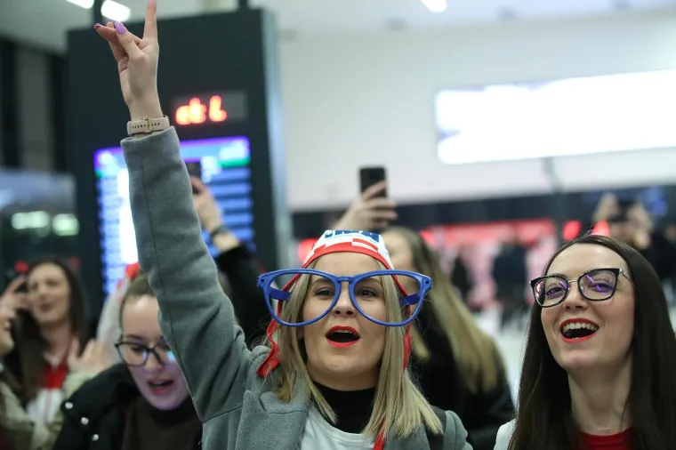 NAVIJAČI ČEKAJU DOLAZAKA RUKOMETAŠA; Pogledajte koliko i je došlo dočekati doprvake Europe