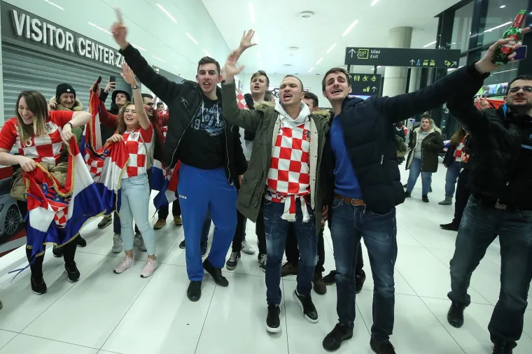 NAVIJAČI ČEKAJU DOLAZAKA RUKOMETAŠA; Pogledajte koliko i je došlo dočekati doprvake Europe