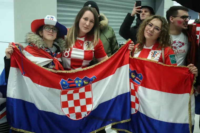 NAVIJAČI ČEKAJU DOLAZAKA RUKOMETAŠA; Pogledajte koliko i je došlo dočekati doprvake Europe