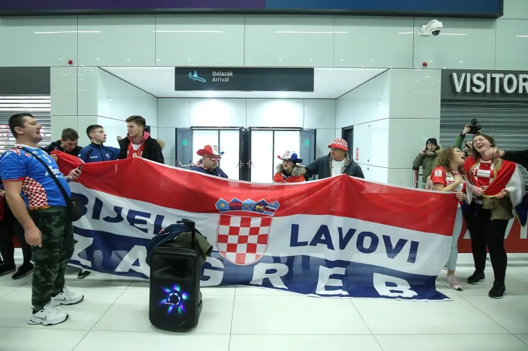 NAVIJAČI ČEKAJU DOLAZAKA RUKOMETAŠA; Pogledajte koliko i je došlo dočekati doprvake Europe