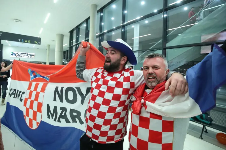 NAVIJAČI ČEKAJU DOLAZAKA RUKOMETAŠA; Pogledajte koliko i je došlo dočekati doprvake Europe