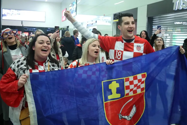 NAVIJAČI ČEKAJU DOLAZAKA RUKOMETAŠA; Pogledajte koliko i je došlo dočekati doprvake Europe