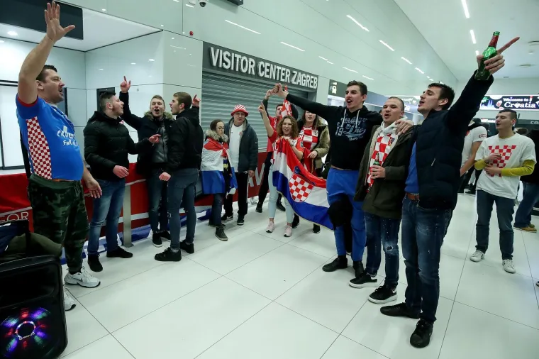NAVIJAČI ČEKAJU DOLAZAKA RUKOMETAŠA; Pogledajte koliko i je došlo dočekati doprvake Europe