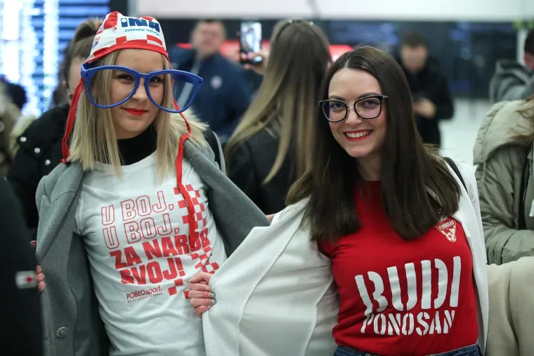 NAVIJAČI ČEKAJU DOLAZAKA RUKOMETAŠA; Pogledajte koliko i je došlo dočekati doprvake Europe