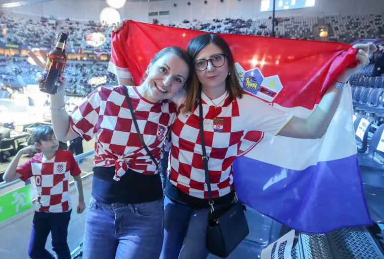 ZBOG NJIH ĆE TEMPERATURA NA TRIBINAMA BITI ZNATNO VIŠA: I ove ljepotice došle su dati podršku Kaubojima
