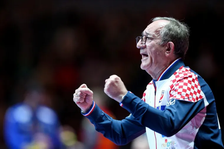 [FOTO] PRIZORI KOJI SE NISU VIDJELI U PRIJENOSU UŽIVO: Pogledajte &scaron;to je Lino radio na klupi tijekom utakmice sa &Scaron;panjolskom