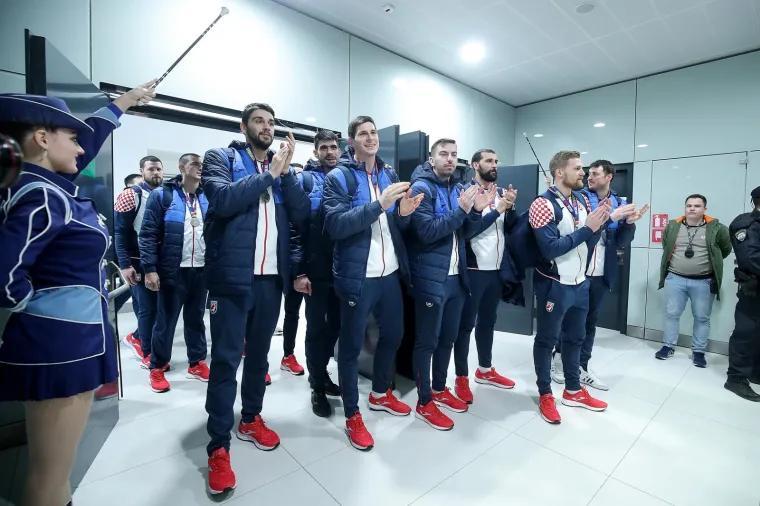 Srebrni Kauboji sletjeli su u Zagreb! Dočekali su ih vjerni navijači u odličnom raspoloženju