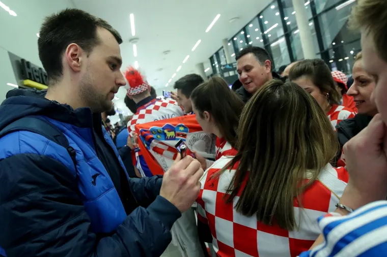Srebrni Kauboji sletjeli su u Zagreb! Dočekali su ih vjerni navijači u odličnom raspoloženju
