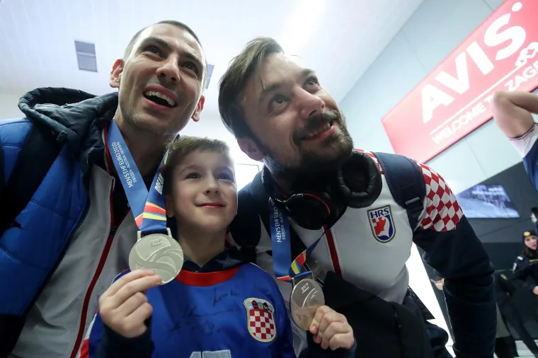 Srebrni Kauboji sletjeli su u Zagreb! Dočekali su ih vjerni navijači u odličnom raspoloženju