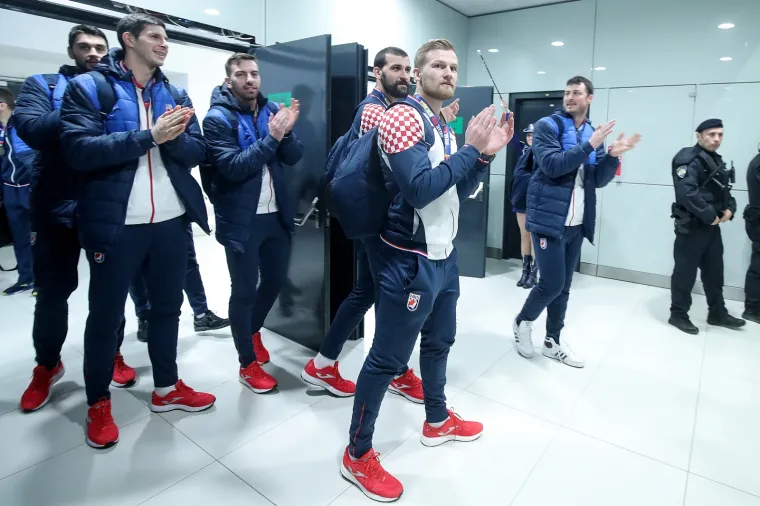 Srebrni Kauboji sletjeli su u Zagreb! Dočekali su ih vjerni navijači u odličnom raspoloženju