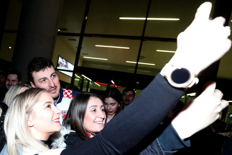 Srebrni Kauboji sletjeli su u Zagreb! Dočekali su ih vjerni navijači u odličnom raspoloženju