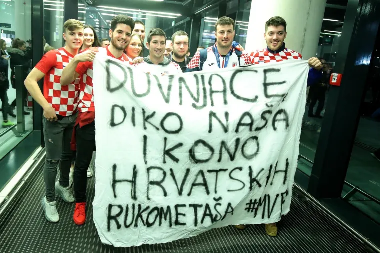 Srebrni Kauboji sletjeli su u Zagreb! Dočekali su ih vjerni navijači u odličnom raspoloženju