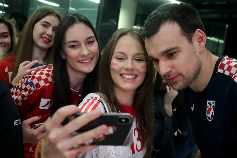 Srebrni Kauboji sletjeli su u Zagreb! Dočekali su ih vjerni navijači u odličnom raspoloženju