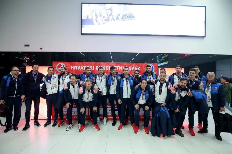 Srebrni Kauboji sletjeli su u Zagreb! Dočekali su ih vjerni navijači u odličnom raspoloženju