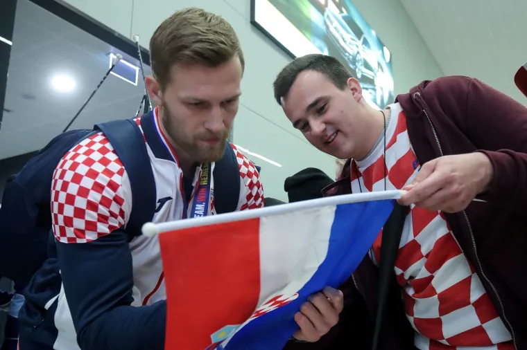 Srebrni Kauboji sletjeli su u Zagreb! Dočekali su ih vjerni navijači u odličnom raspoloženju