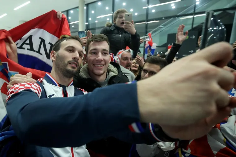 Srebrni Kauboji sletjeli su u Zagreb! Dočekali su ih vjerni navijači u odličnom raspoloženju