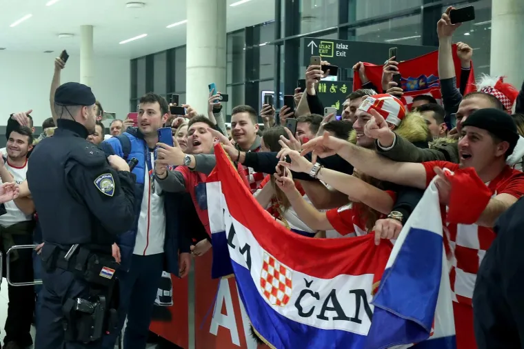 Srebrni Kauboji sletjeli su u Zagreb! Dočekali su ih vjerni navijači u odličnom raspoloženju