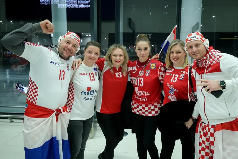 Srebrni Kauboji sletjeli su u Zagreb! Dočekali su ih vjerni navijači u odličnom raspoloženju