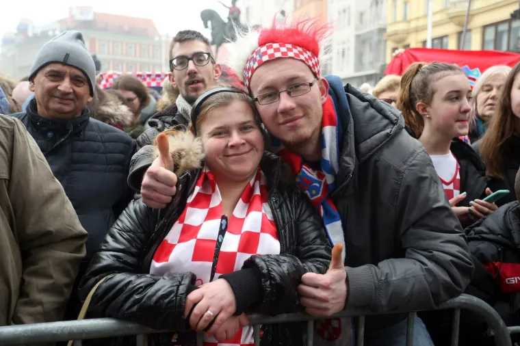 Tisuće ljudi na zagrebačkom glavnom Trgu dočekale su srebrne kauboje: Atmosferu su zagrijali Zaprešić Boysi