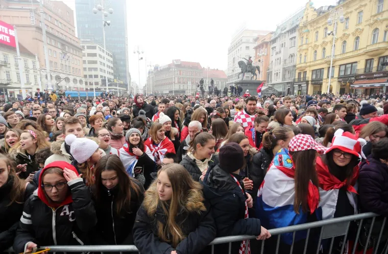 Tisuće ljudi na zagrebačkom glavnom Trgu dočekale su srebrne kauboje: Atmosferu su zagrijali Zaprešić Boysi