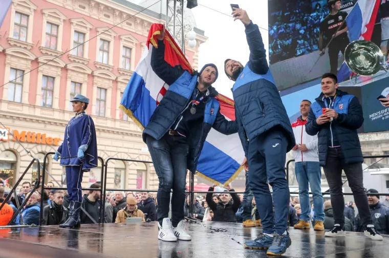 Doček hrvatskih rukometnih reprezentativaca na Trgu bana Josipa Jelačića koji su na Europskom prvenstvu osvojili srebrnu medalju.
Photo: Dalibor Urukalovic/PIXSELL