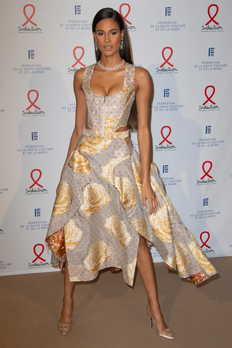 NEMA TKO NIJE GLEDAO U NJEZINO BUJNO POPRSJE: Manekenka pomela konkurenciju u haljini s dubokim dekolteom