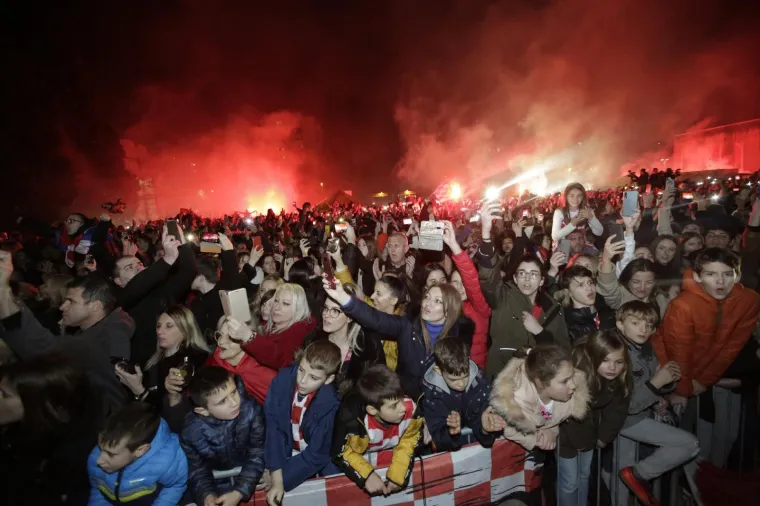 27.01.2020., Mostar, Bosna i Hercegovina - Velik broj ljudi okupio se na igralistu kampusa Sveucilista u Mostaru gdje su docekali srebrne rukometase.
Photo: Denis Kapetanovic/PIXSELL