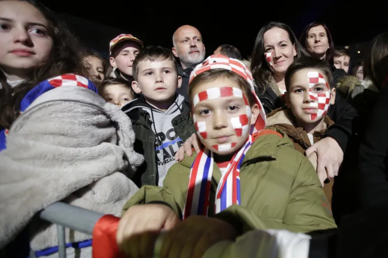 27.01.2020., Mostar, Bosna i Hercegovina - Velik broj ljudi okupio se na igralistu kampusa Sveucilista u Mostaru gdje su docekali srebrne rukometase.
Photo: Denis Kapetanovic/PIXSELL