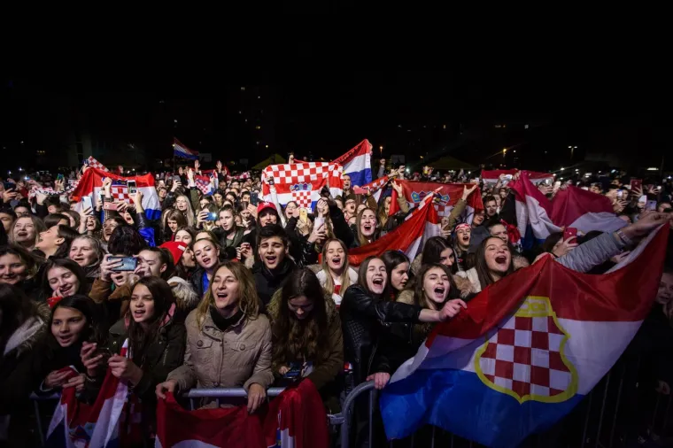 27.01.2020., Mostar, Bosna i Hercegovina - Velik broj ljudi okupio se na igralistu kampusa Sveucilista u Mostaru gdje su docekali srebrne rukometase.
Photo: Denis Kapetanovic/PIXSELL