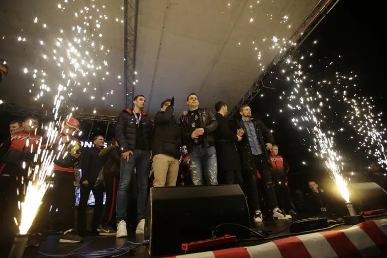 27.01.2020., Mostar, Bosna i Hercegovina - Velik broj ljudi okupio se na igralistu kampusa Sveucilista u Mostaru gdje su docekali srebrne rukometase.
Photo: Denis Kapetanovic/PIXSELL