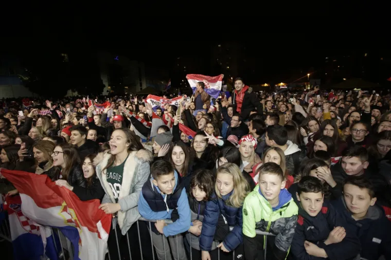 27.01.2020., Mostar, Bosna i Hercegovina - Velik broj ljudi okupio se na igralistu kampusa Sveucilista u Mostaru gdje su docekali srebrne rukometase.
Photo: Denis Kapetanovic/PIXSELL
