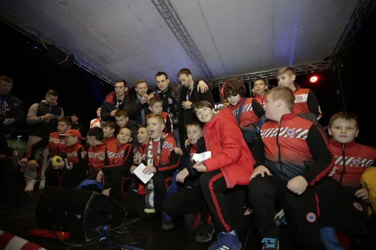 27.01.2020., Mostar, Bosna i Hercegovina - Velik broj ljudi okupio se na igralistu kampusa Sveucilista u Mostaru gdje su docekali srebrne rukometase.
Photo: Denis Kapetanovic/PIXSELL