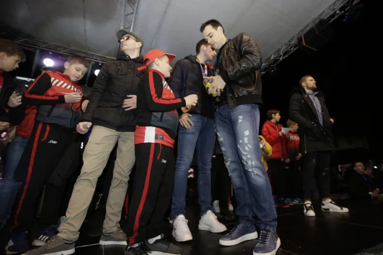 27.01.2020., Mostar, Bosna i Hercegovina - Velik broj ljudi okupio se na igralistu kampusa Sveucilista u Mostaru gdje su docekali srebrne rukometase.
Photo: Denis Kapetanovic/PIXSELL