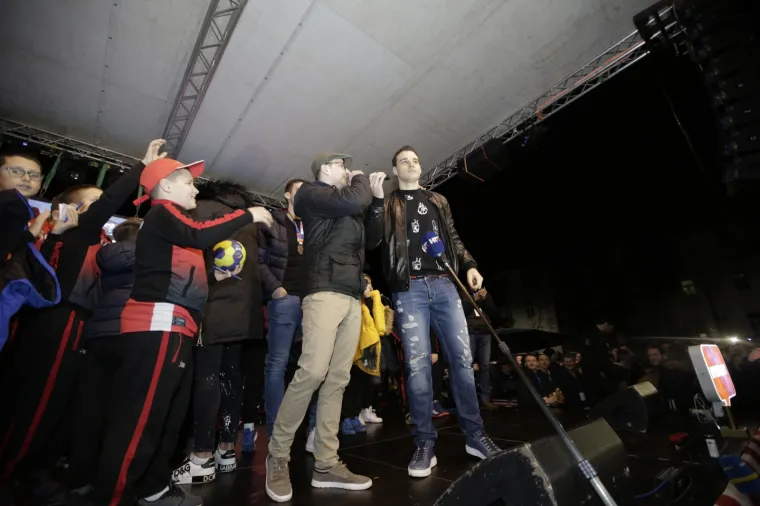 27.01.2020., Mostar, Bosna i Hercegovina - Velik broj ljudi okupio se na igralistu kampusa Sveucilista u Mostaru gdje su docekali srebrne rukometase.
Photo: Denis Kapetanovic/PIXSELL