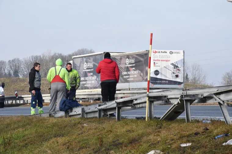 Jedan tegljač probio ogradu, drugi sletio s autoceste: Oba vozača zavr&scaron;ila u bolnici