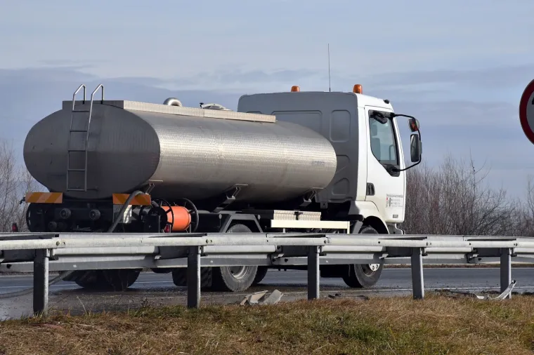 Jedan tegljač probio ogradu, drugi sletio s autoceste: Oba vozača zavr&scaron;ila u bolnici