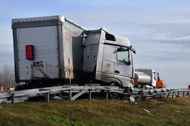 Jedan tegljač probio ogradu, drugi sletio s autoceste: Oba vozača zavr&scaron;ila u bolnici