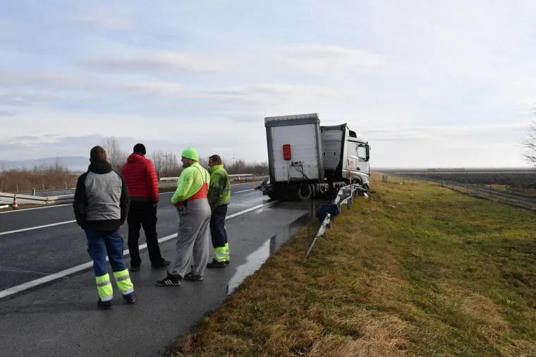 Jedan tegljač probio ogradu, drugi sletio s autoceste: Oba vozača zavr&scaron;ila u bolnici